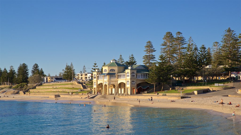 Cottesloe Beach mostrando uma casa, paisagens litorâneas e uma praia de areia