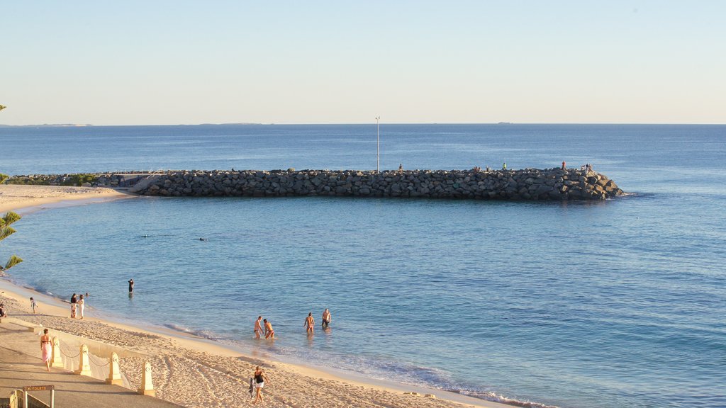 Cottesloe Beach que inclui paisagens litorâneas e uma praia de areia