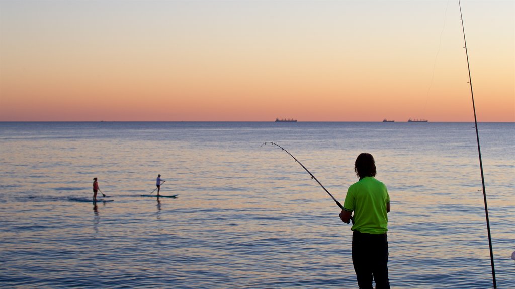 Cottesloe Beach que inclui um pôr do sol, pesca e paisagens litorâneas