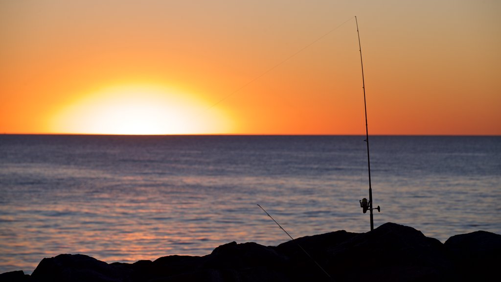 Cottesloe Beach ofreciendo vista general a la costa, un atardecer y pesca