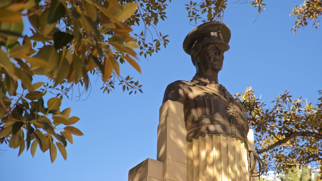 Supreme Court Gardens que inclui uma estátua ou escultura