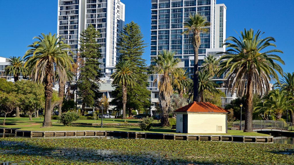 Queens Gardens ofreciendo un jardín, una ciudad y un estanque