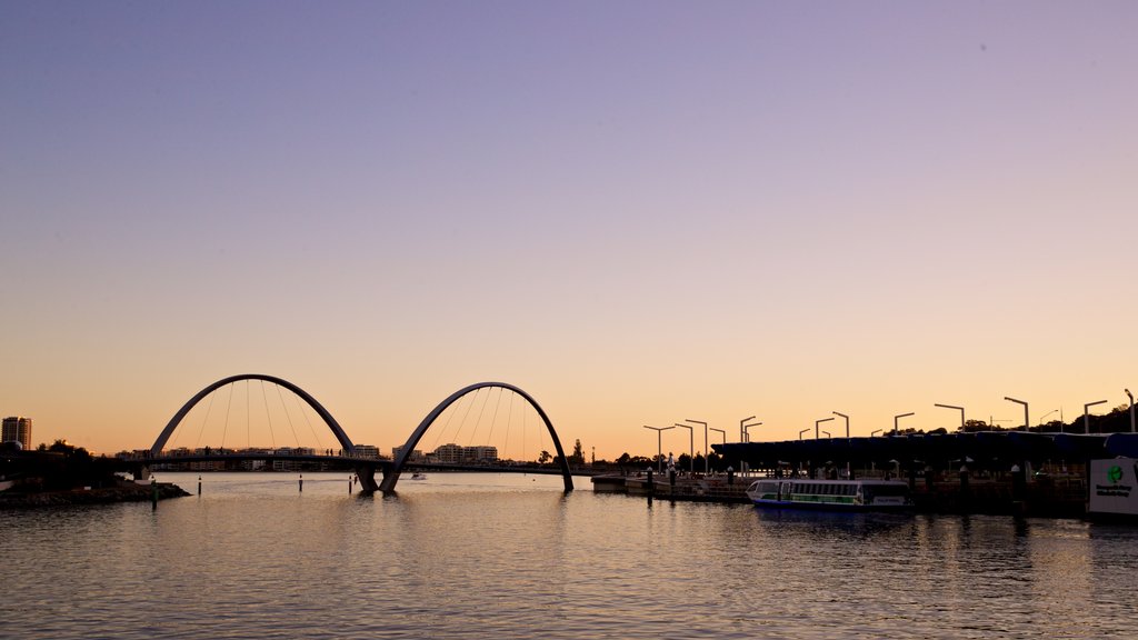 Elizabeth Quay som omfatter en flod eller et vandløb, en bro og en solnedgang