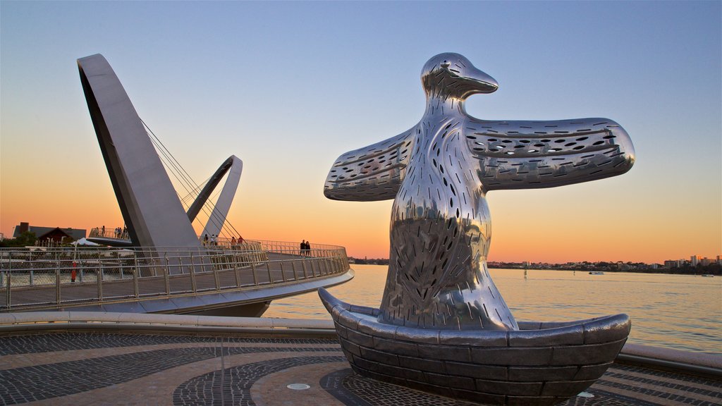 Parque Elizabeth Quay que incluye vista general a la costa, un atardecer y arte al aire libre