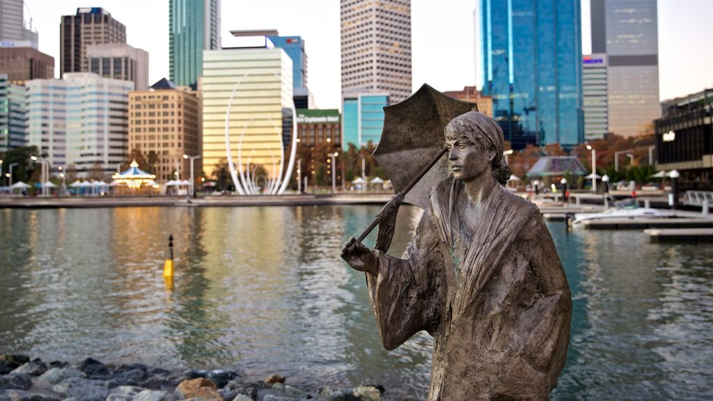 Parque Elizabeth Quay ofreciendo arte al aire libre, un río o arroyo y una ciudad