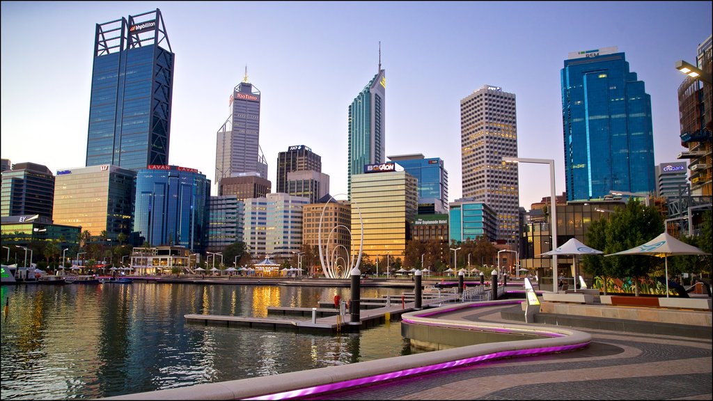 Parc Elizabeth Quay montrant une baie ou un port et une ville