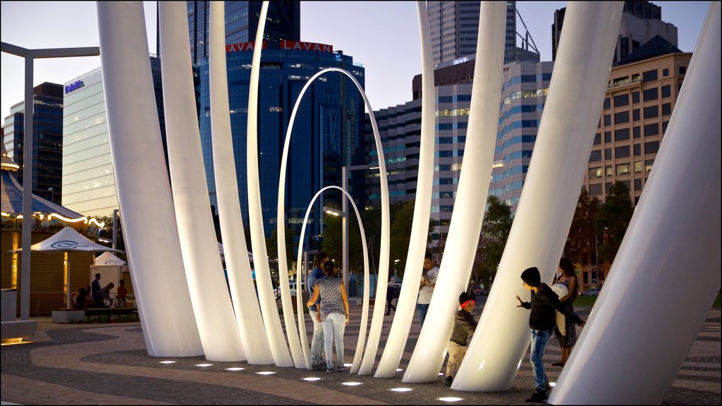 Parque Elizabeth Quay mostrando escenas de noche y arte al aire libre y también una pareja