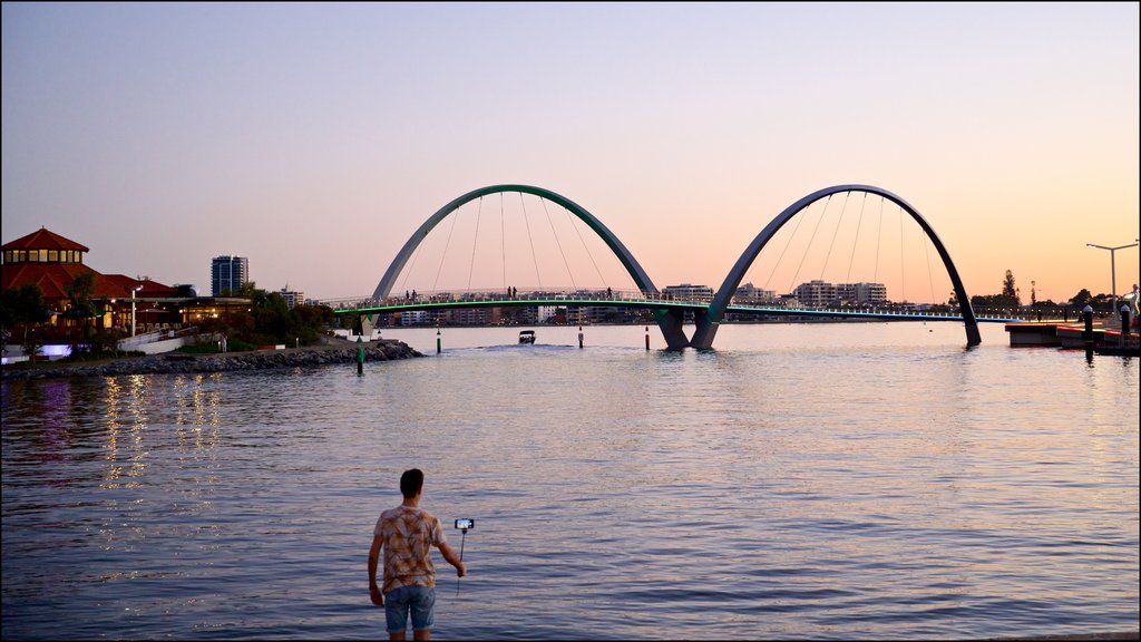 Elizabeth Quay som omfatter en flod eller et vandløb, en bro og en solnedgang