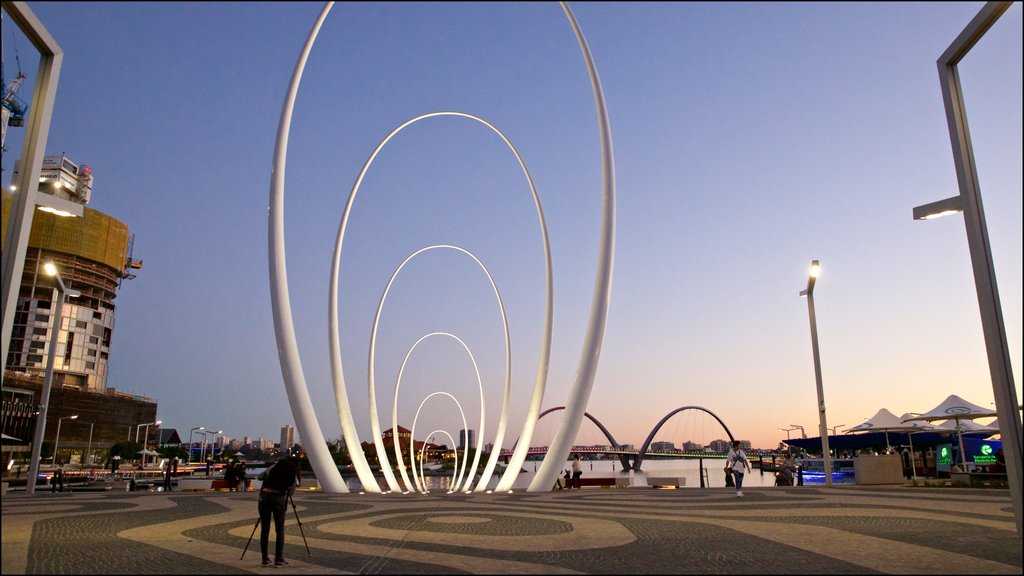 Parque Elizabeth Quay ofreciendo una plaza, arte al aire libre y un atardecer