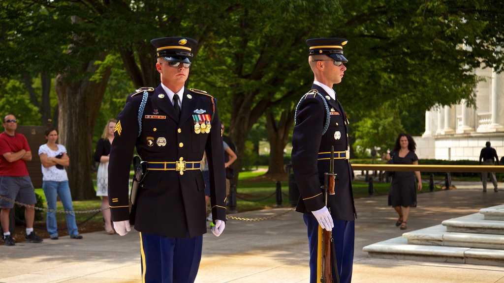 Tomb of the Unknown Soldier ofreciendo artículos militares y también un hombre