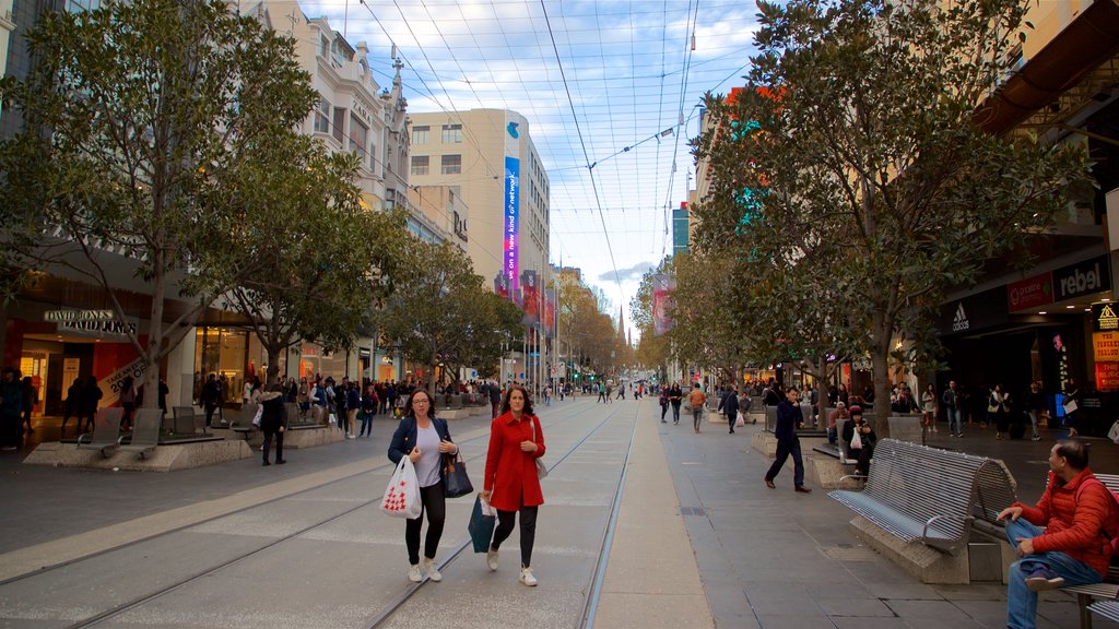 Bourke Street Mall mostrando imágenes de calles y también una pareja