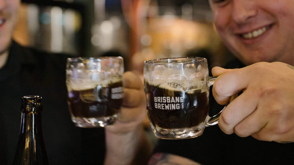 Brisbane Brewing Co. caracterizando bebidas assim como um homem sozinho