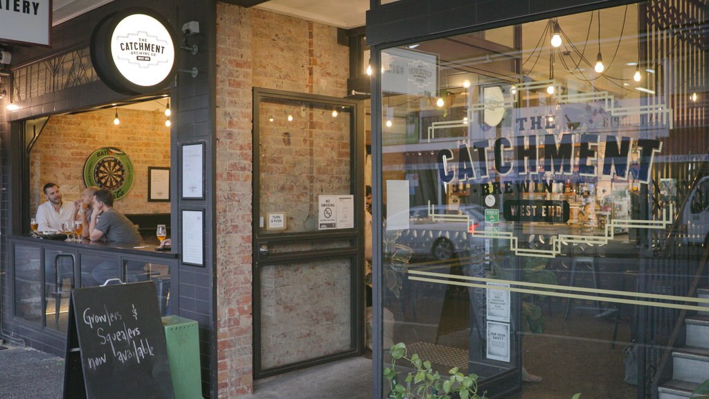 Brasserie The Catchment Brewing Co. montrant signalisation et un bar