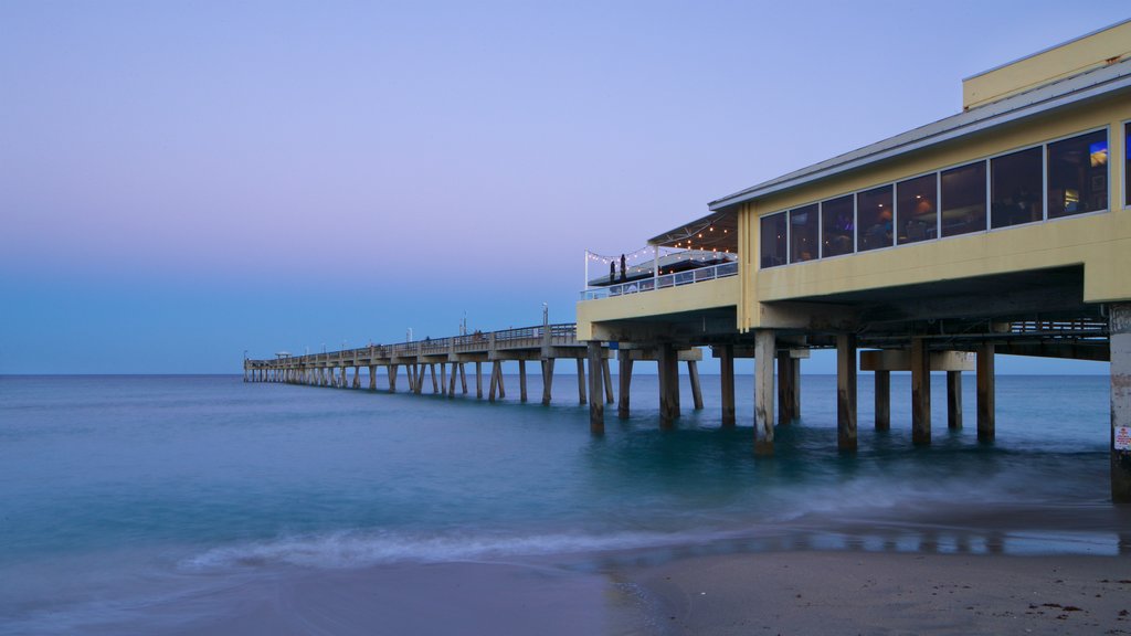 Dania Beach que incluye una puesta de sol, vistas generales de la costa y una playa de arena