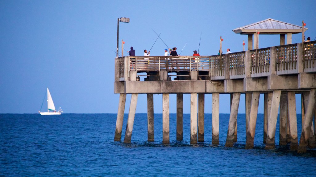 Dania Beach mostrando pesca y vistas generales de la costa y también un pequeño grupo de personas