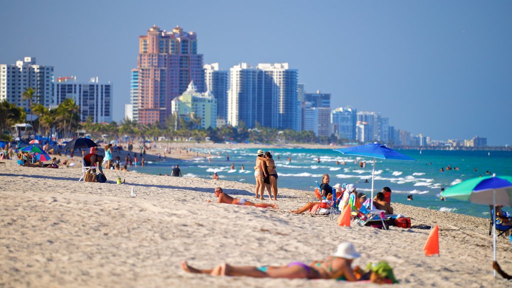 Fort Lauderdale Beach caracterizando uma cidade litorânea, paisagens litorâneas e uma praia de areia