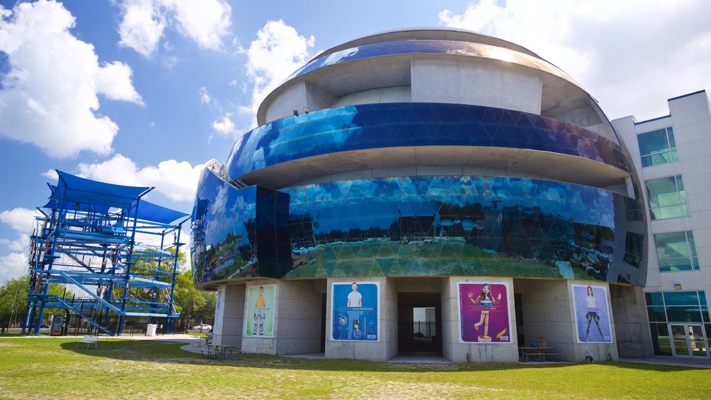 Museu da Ciência e Indústria caracterizando arquitetura moderna