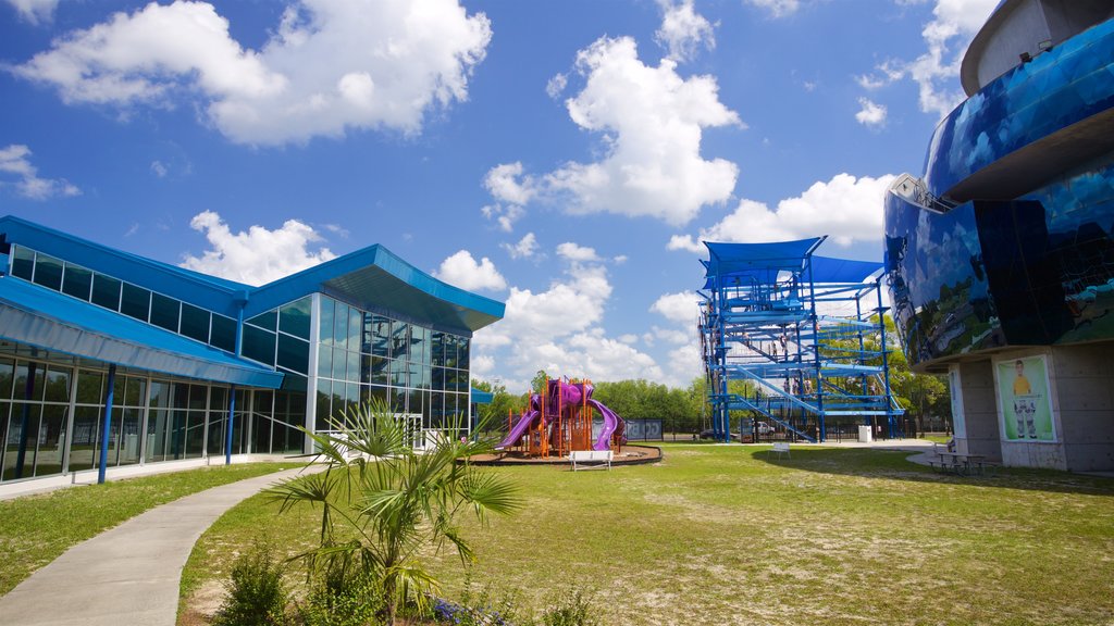 Museum of Science and Industry ofreciendo un parque infantil y un jardín