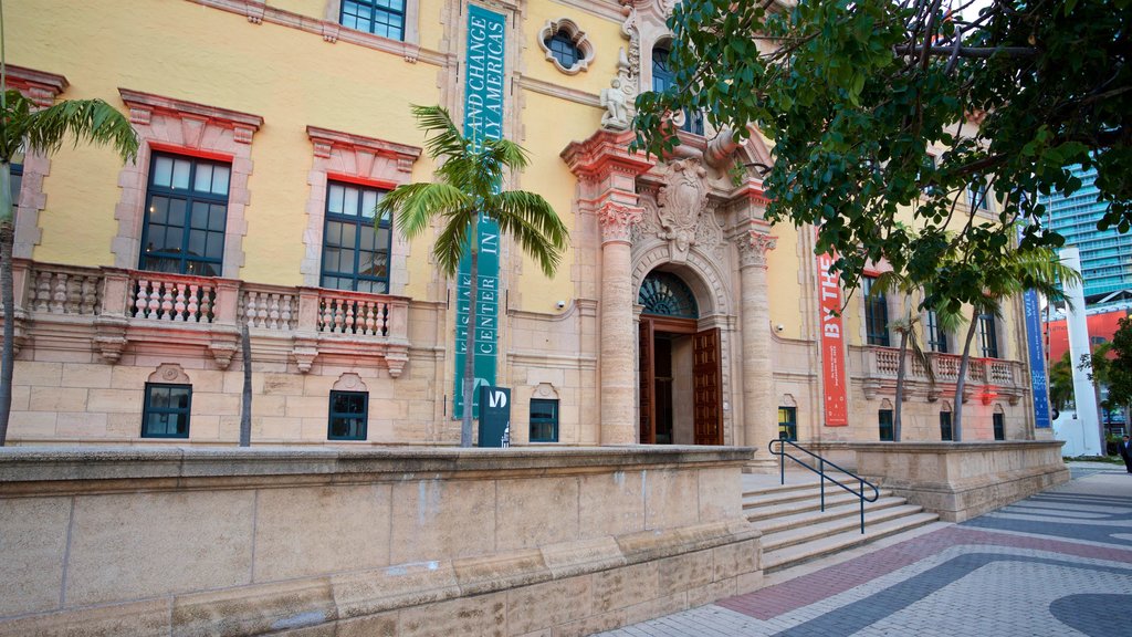 Torre de la Libertad ofreciendo elementos del patrimonio