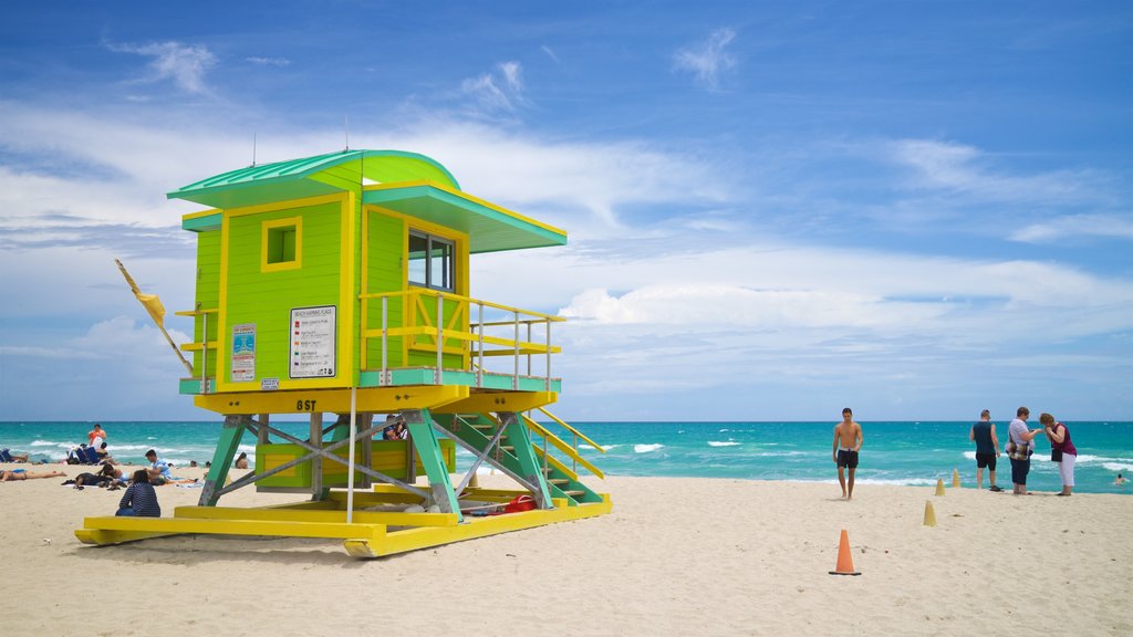 Lummus Park Beach mostrando uma praia e paisagens litorâneas assim como um homem sozinho