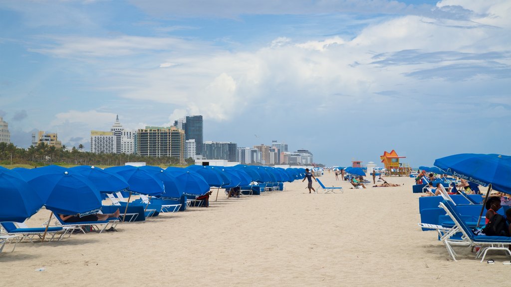 Parque Lummus Park Beach que incluye una playa de arena y vistas generales de la costa