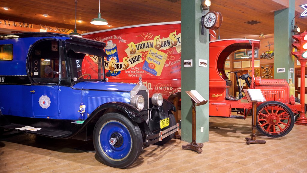 Museo de Autos Antiguos de Fort Lauderdale ofreciendo elementos del patrimonio y vistas interiores