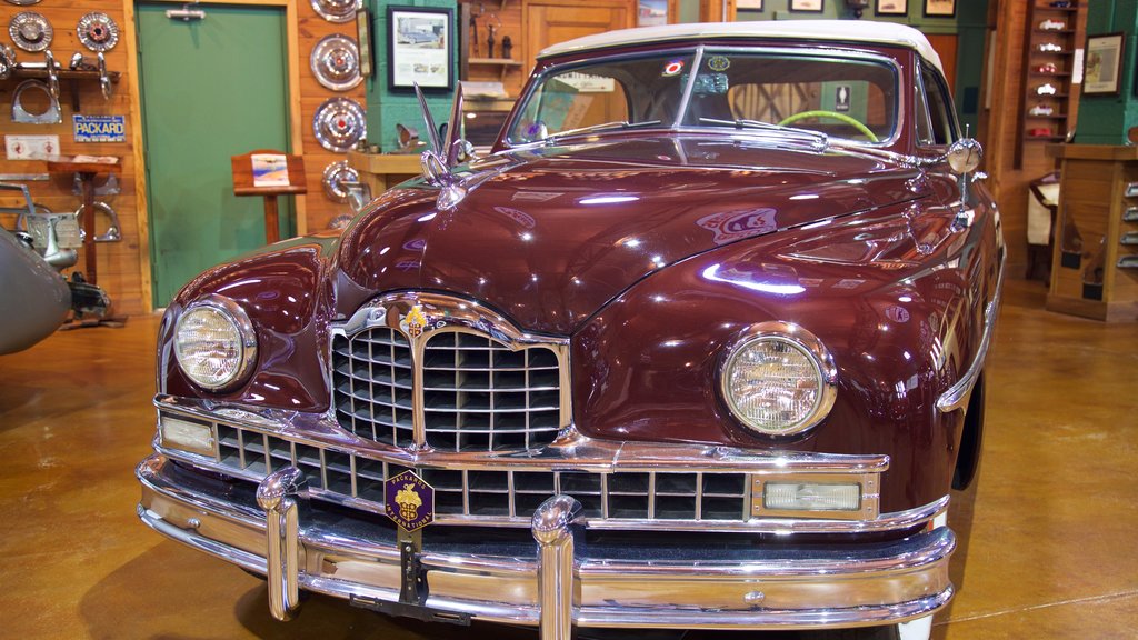 Museo de Autos Antiguos de Fort Lauderdale que incluye vistas interiores y elementos del patrimonio