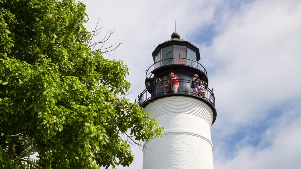 Key West Lighthouse and Keeper\'s Quarters Museum presenterar en fyr såväl som en liten grupp av människor