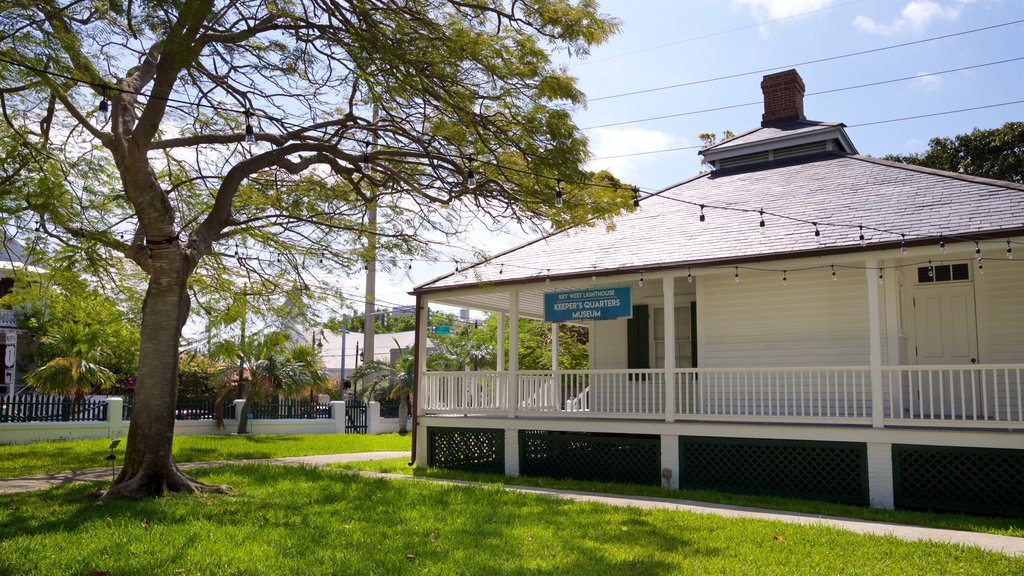 Key West Lighthouse e Keeper\'s Quarters Museum mostrando uma casa