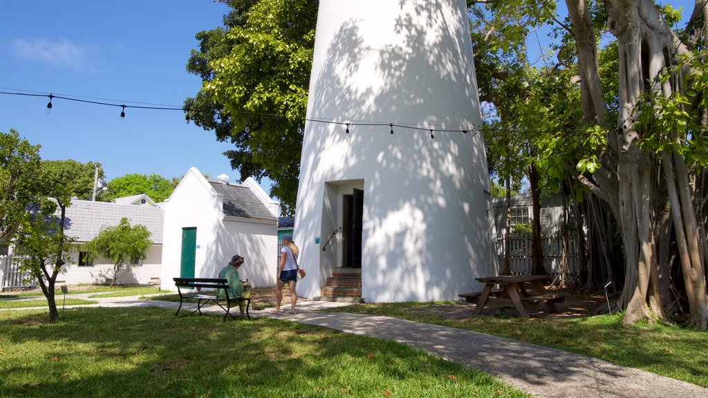 Key West Lighthouse and Keeper\'s Quarters Museum featuring a lighthouse as well as a couple