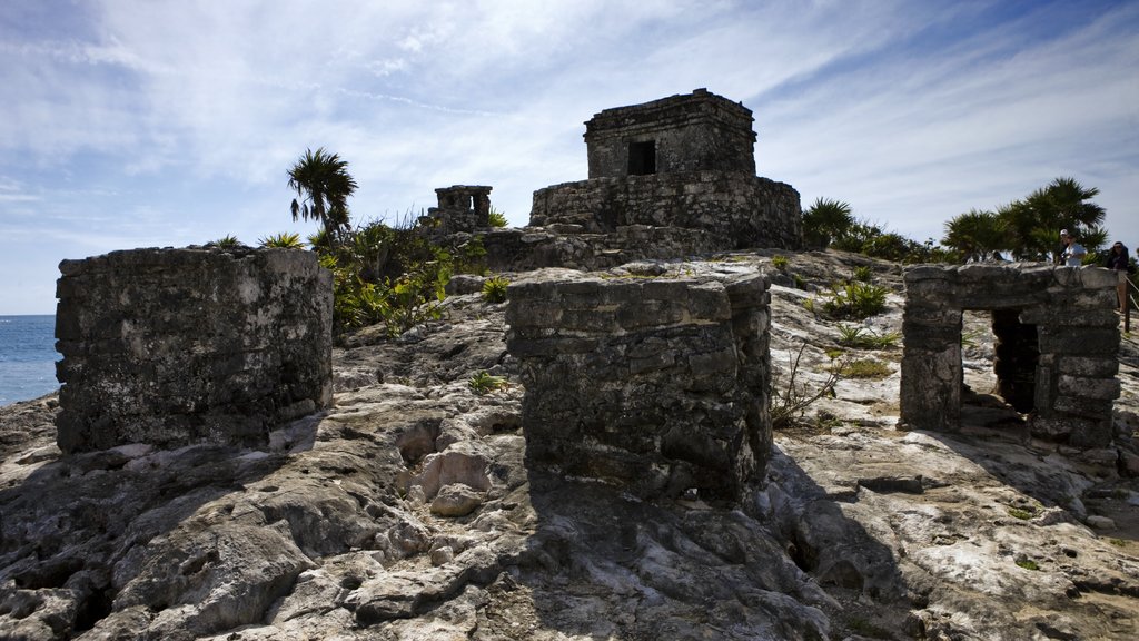 Ruinas mayas de Tulum mostrando ruinas de edificios