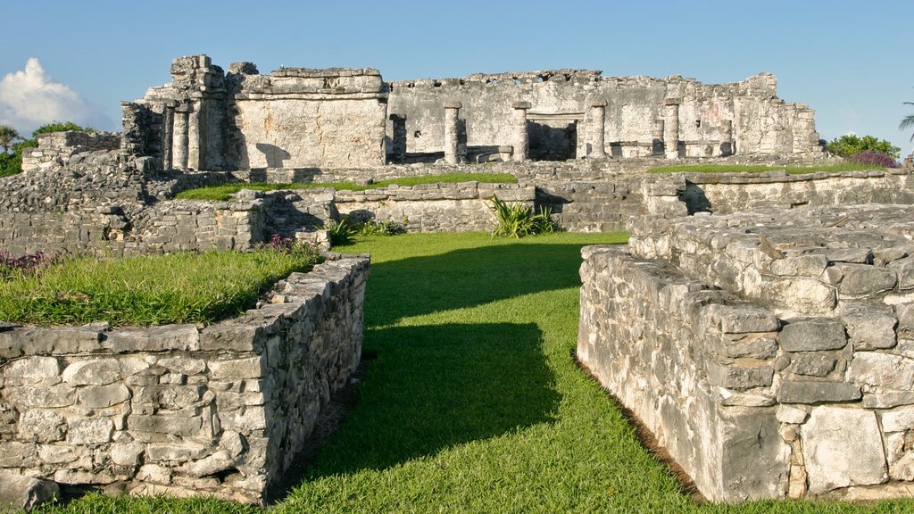 Reruntuhan Tulum Suku Maya yang mencakup reruntuhan bangunan