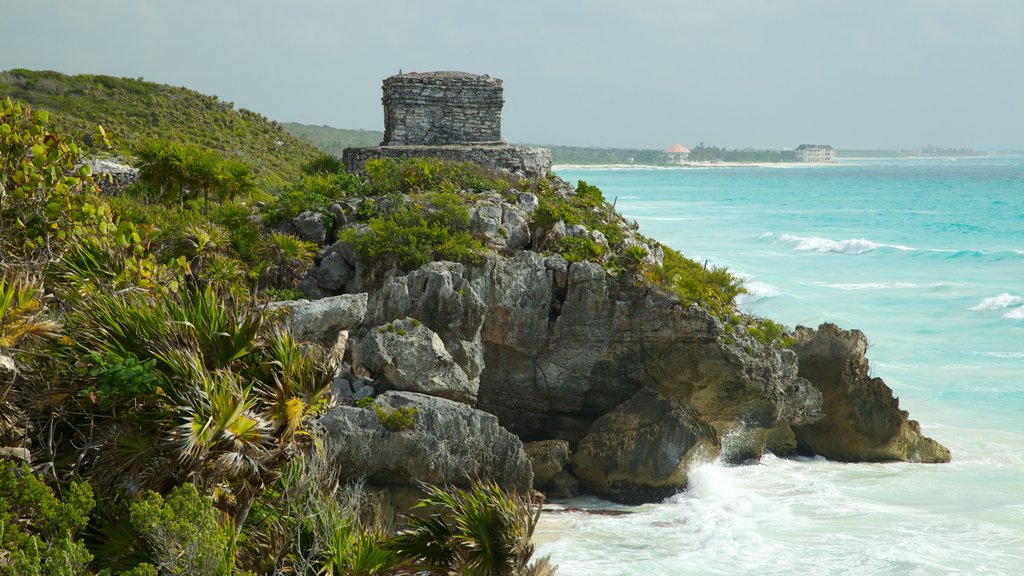 Ruines mayas de Tulum mettant en vedette côte escarpée et bâtiments en ruines