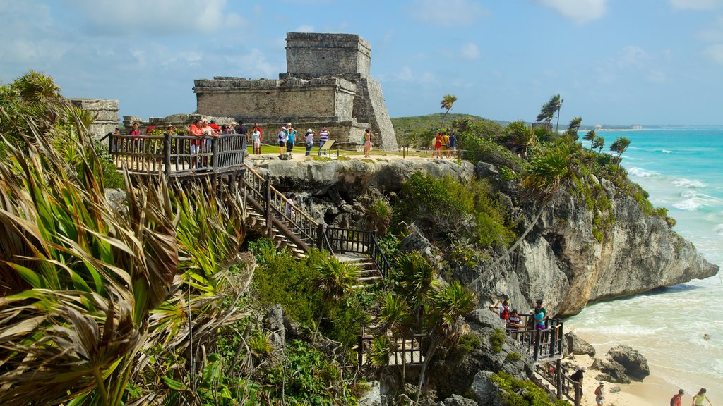 Rovine Maya di Tulum mostrando costa frastagliata, vista della costa e rovine di un edificio