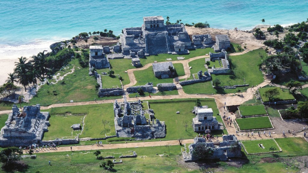 Parque Nacional Tulum que incluye arquitectura patrimonial, vista general a la costa y una ruina