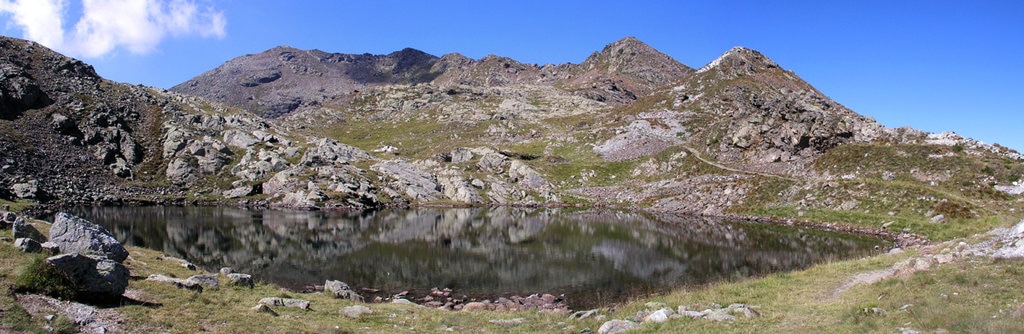 Lago di Forcella Magna (foto Stefano Petri-Under Creative Commons CC BY 3.0-httpscreativecommons.orglicensesby-sa3.0-https://commons.wikimedia.org/wiki/File:Laghetto_di_Forcella_Magna_-_panoramio.jpg