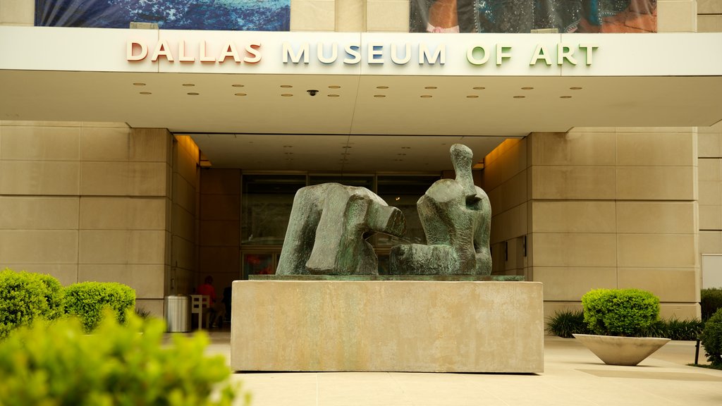 Museo de Arte de Dallas ofreciendo señalización, una estatua o escultura y arte