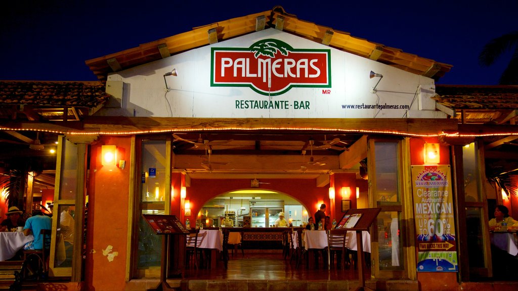 Cozumel que incluye restaurantes, imágenes de calles y escenas de noche