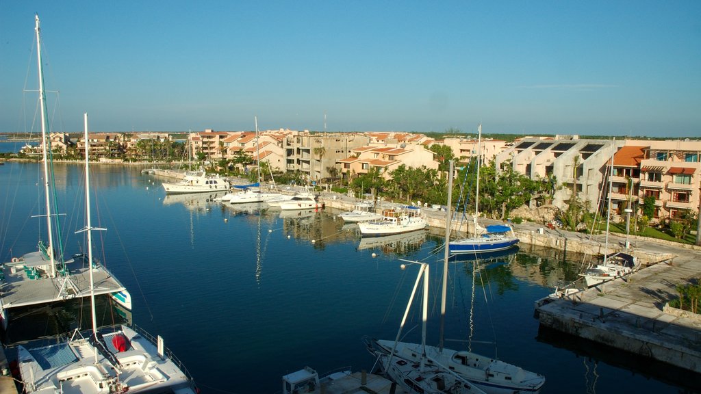 Riviera Maya mostrando una ciudad costera, una bahía o puerto y una marina