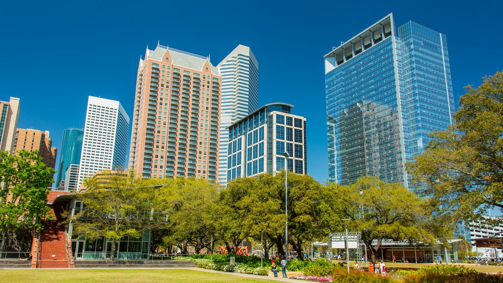 Discovery Green mostrando un edificio alto, jardín y arquitectura moderna