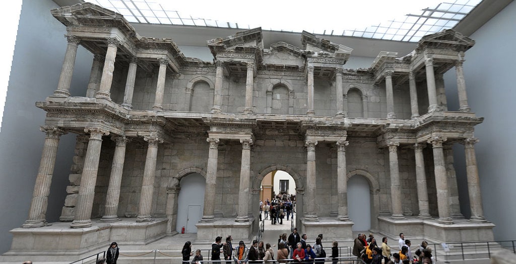 La porta di Mileto al Pergamonmuseum - By Ksaraf - Own work, CC BY 3.0, https://commons.wikimedia.org/w/index.php?curid=6602799