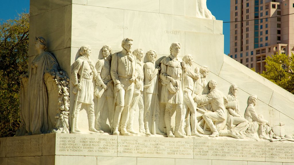 Álamo ofreciendo un monumento y un monumento conmemorativo