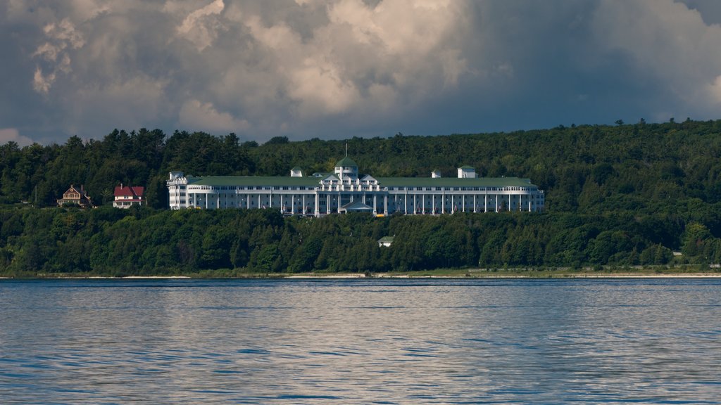 Isla Mackinac mostrando una ciudad costera y vistas generales de la costa