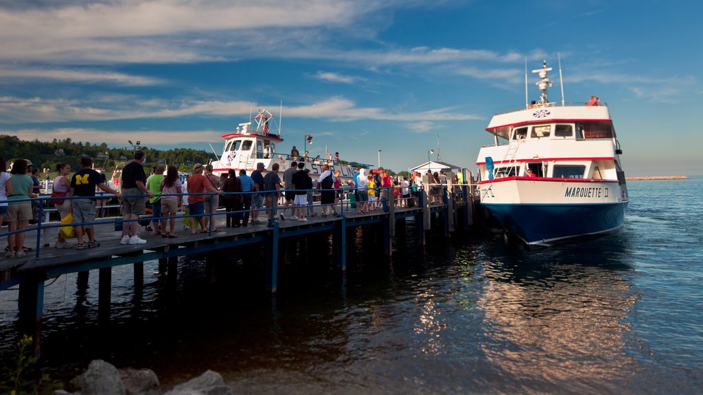 Mackinac Island caratteristiche di baia e porto, giro in barca e vista della costa