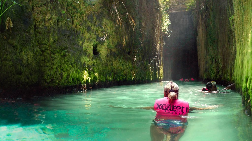 Parque Temático Ecológico Xcaret caracterizando passeios, natação e paisagem