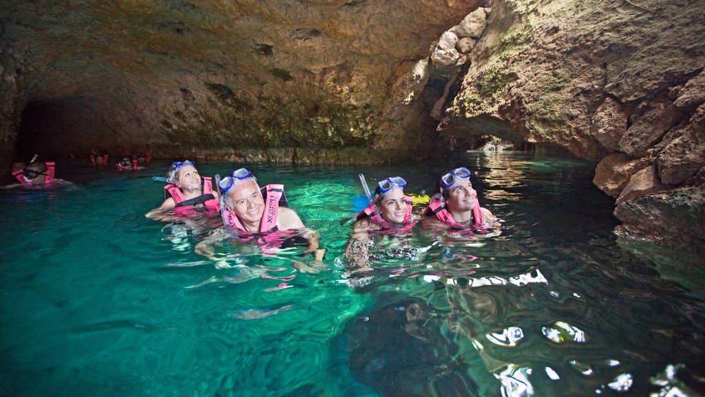 Parc à thème écologique Xcaret mettant en vedette rochers au bord de la mer, paysages côtiers et spéléologie