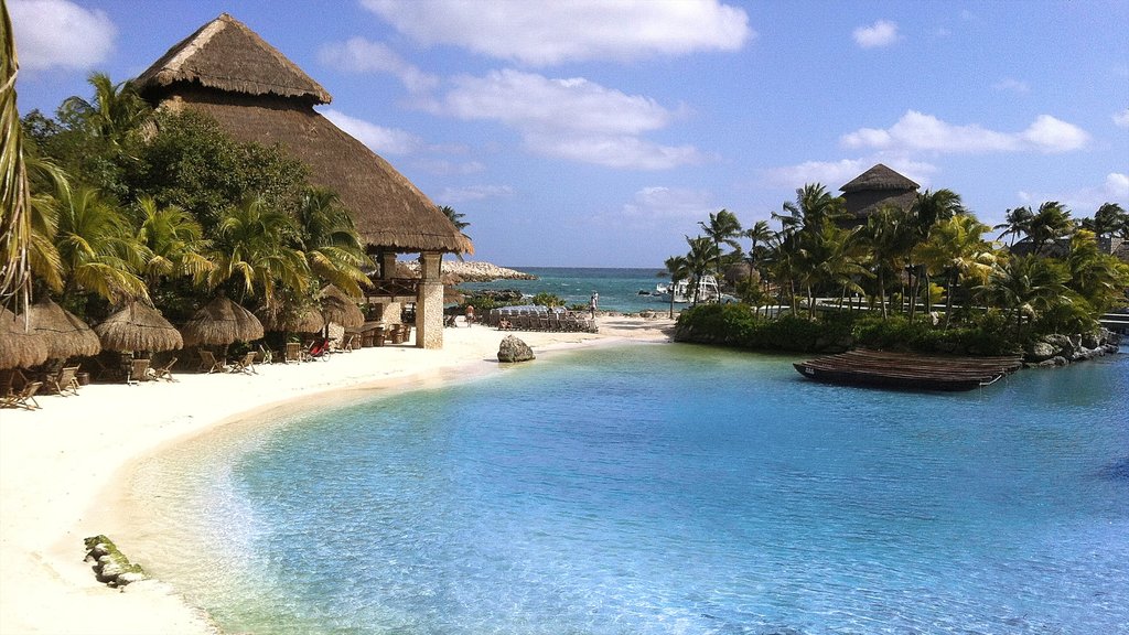 Parque temático ecológico Xcaret ofreciendo escenas tropicales, una playa de arena y horizonte