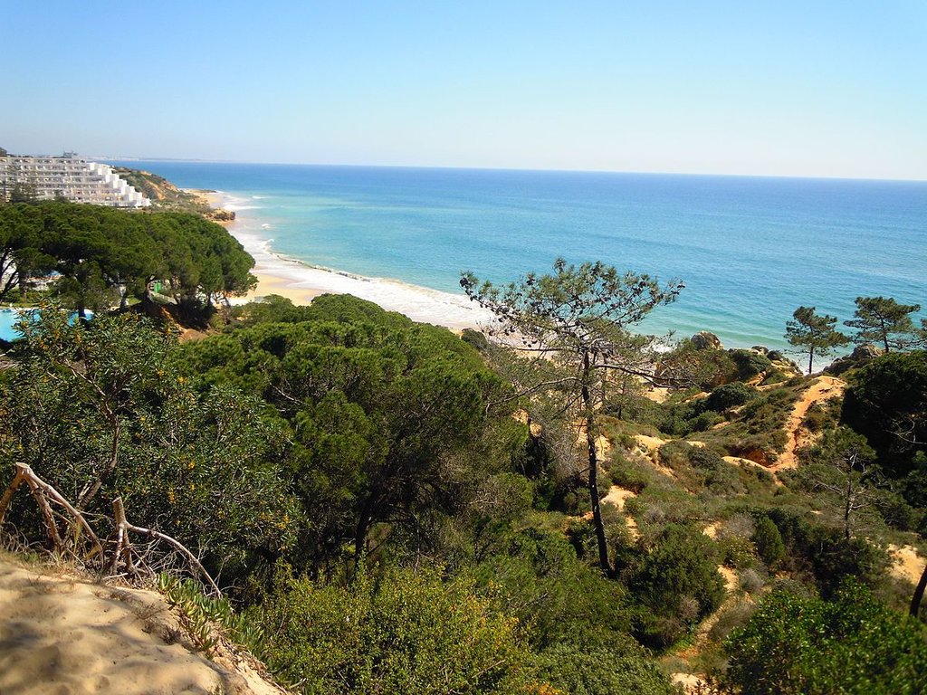 Praia da Oura - Por Kolforn - Obra do próprio, CC BY 3.0, https://commons.wikimedia.org/w/index.php?curid=38983555