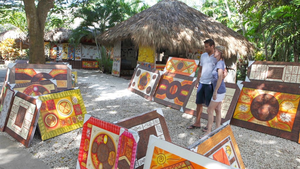 Manatí Park Bávaro que incluye una pequeña ciudad o pueblo, mercados y escenas urbanas