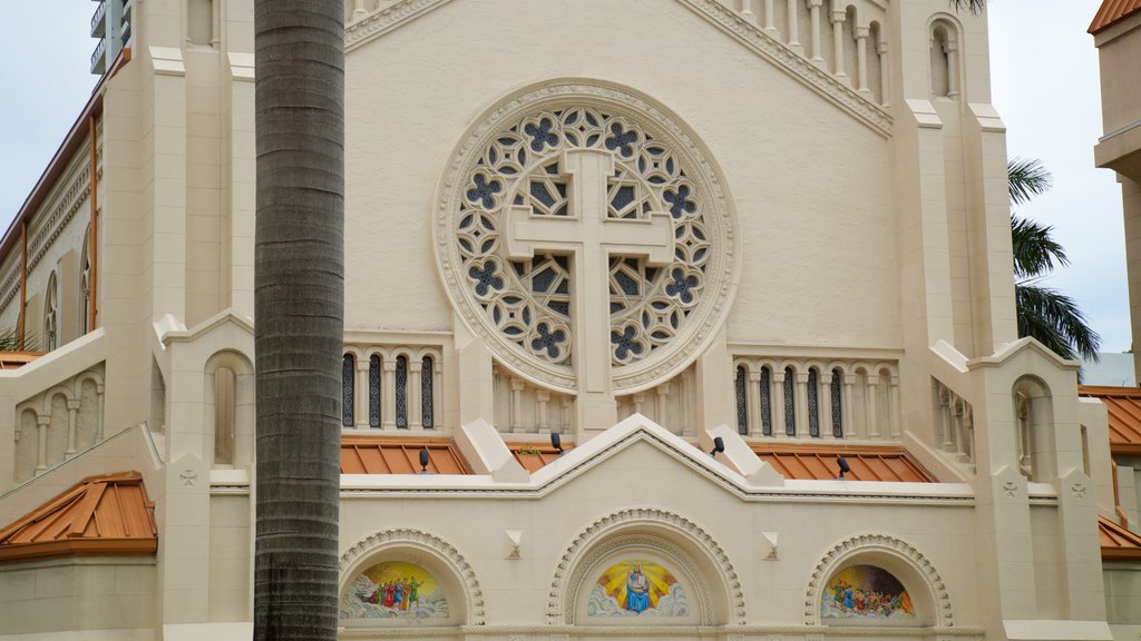 Trinity Episcopal Cathedral ofreciendo elementos patrimoniales y una iglesia o catedral